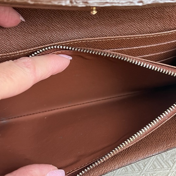 Louis Vuitton Monogram Sarah Wallet w/chain - Picture 11 of 16